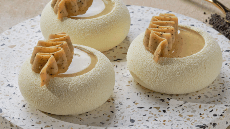 3 vanilla and tea mousse cakes