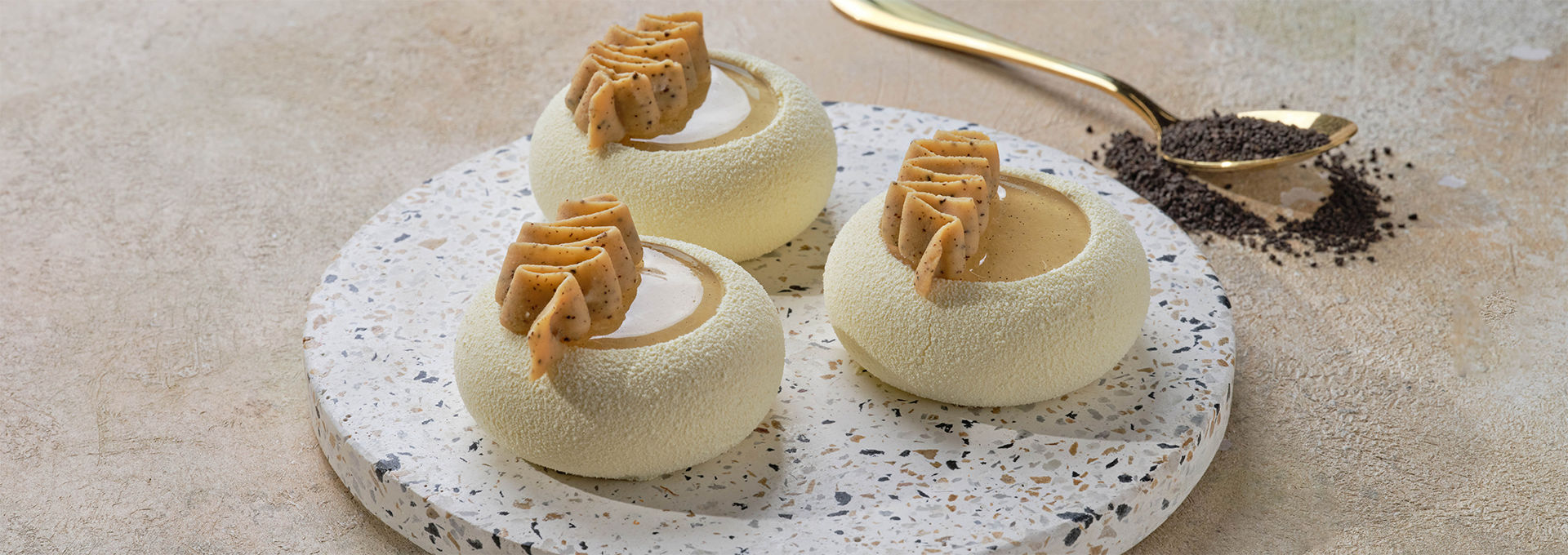 3 vanilla and tea mousse cakes